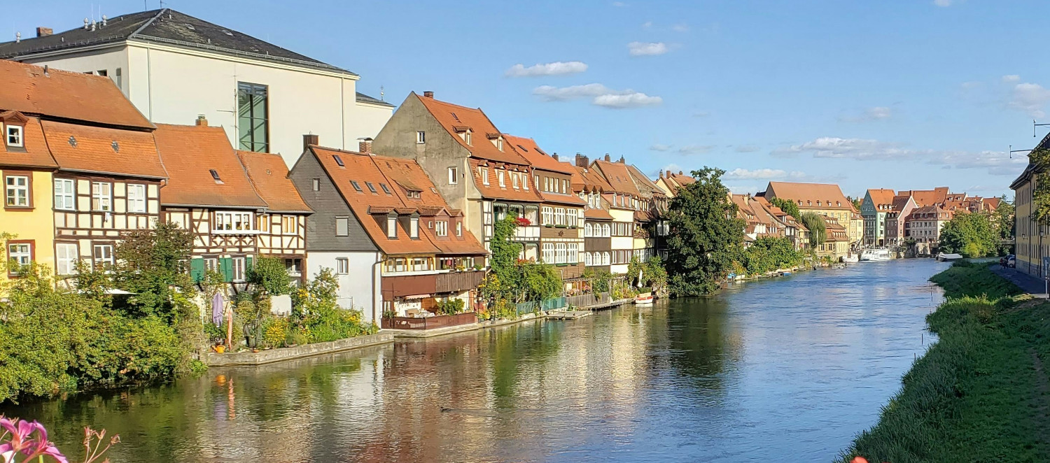 Das Bild zeigt Bamberger Häuser entlang der Regnitz.